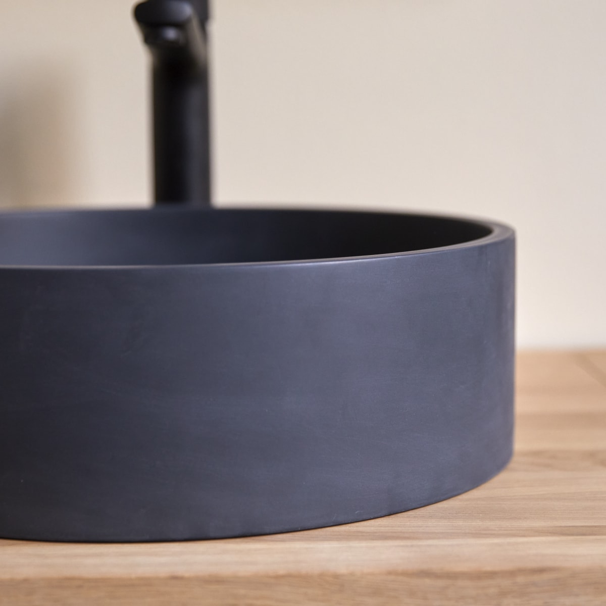 Gina - Runder Waschtisch aus schwarzem Terrazzo ∅ 39 cm
