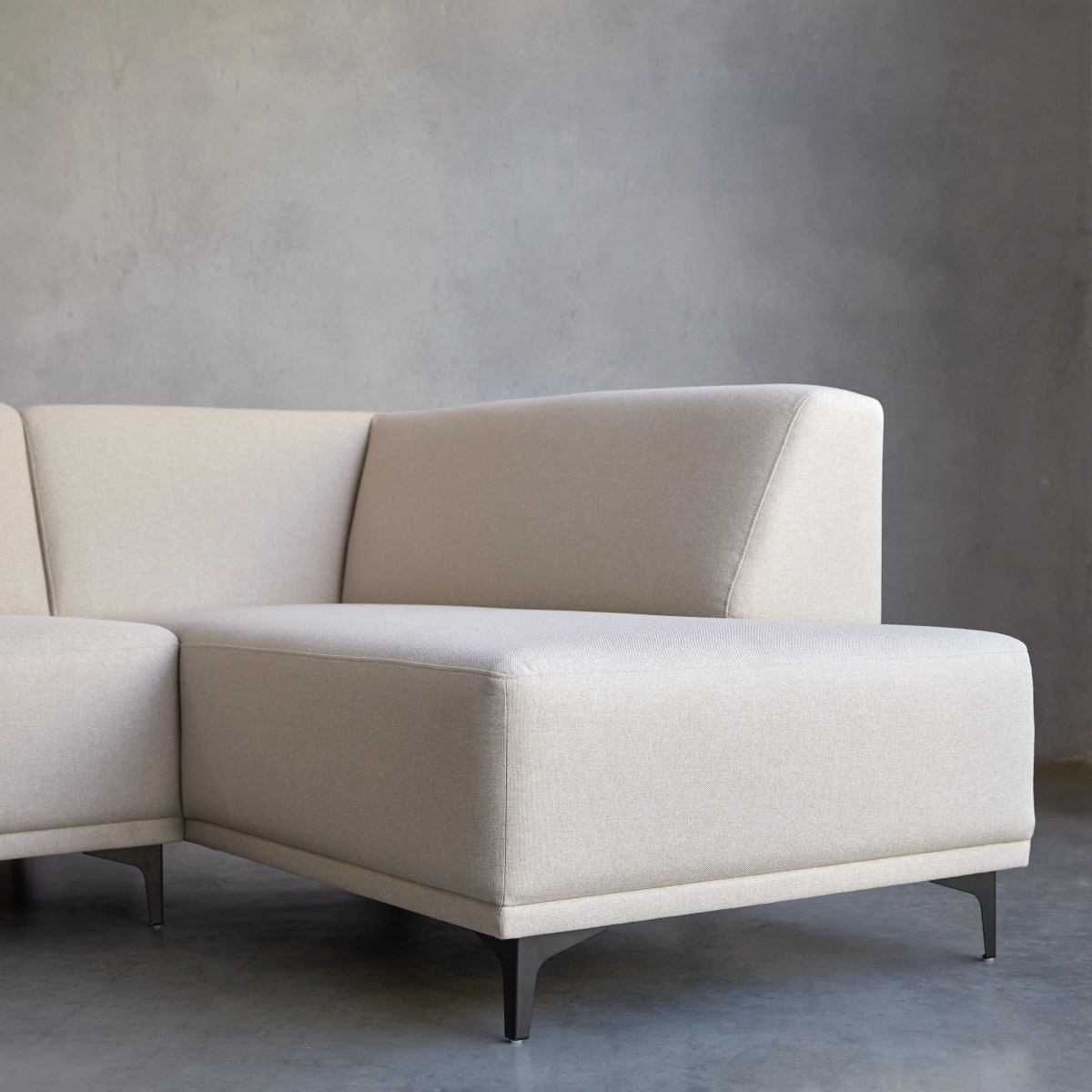 Lars - Ecksofa mit rechtem Eckelement und ecrufarbenem Stoffbezug 295 x 185 cm, 5-Sitzer
