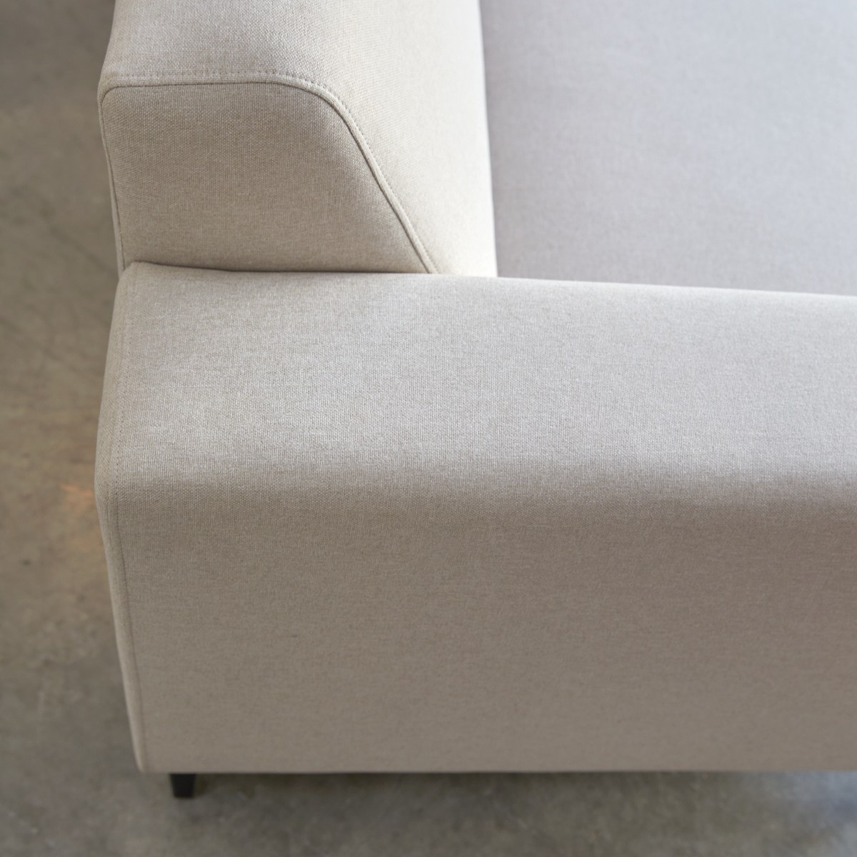 Lars - Ecksofa mit rechtem Eckelement und ecrufarbenem Stoffbezug 295 x 185 cm, 5-Sitzer