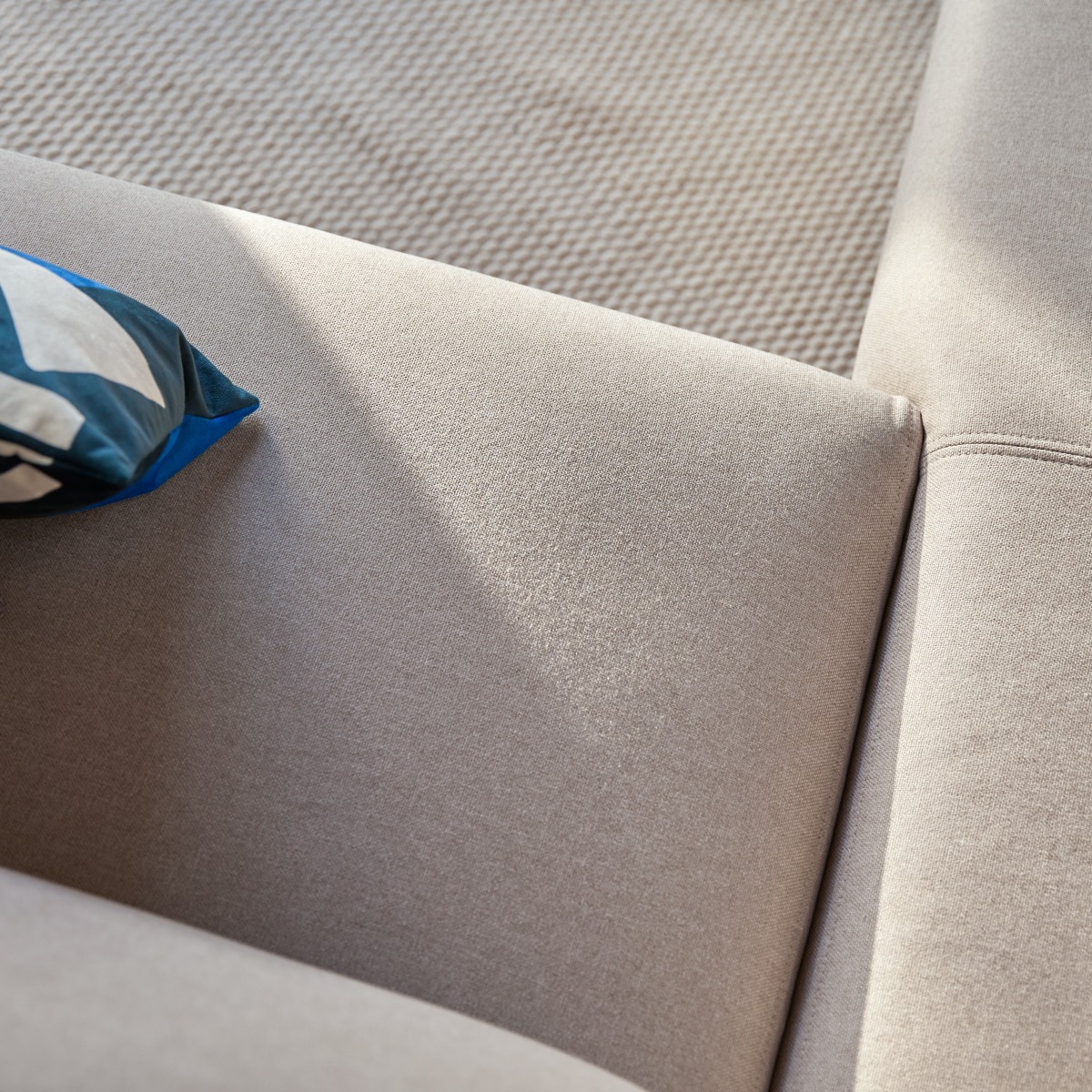 Finn - Ecksofa mit Eckelement links und ecrufarbenem Stoffbezug 270 x 180 cm