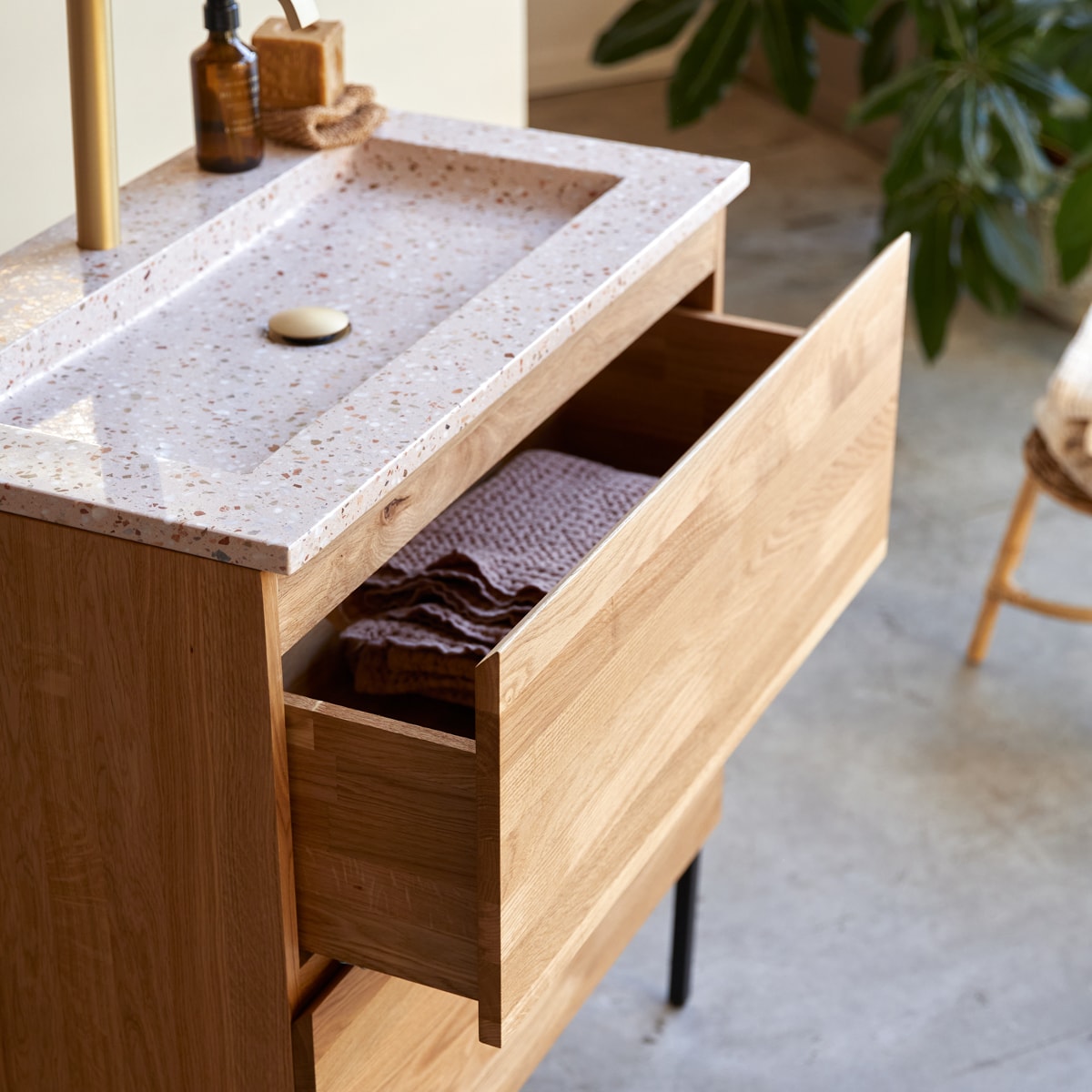 Nova - Vanity unit in solid oak and pink premium terrazzo 80 cm