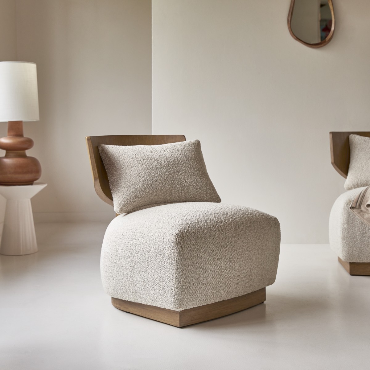 June - Sessel aus massivem Mindiholz und ecrufarbenem Stoff