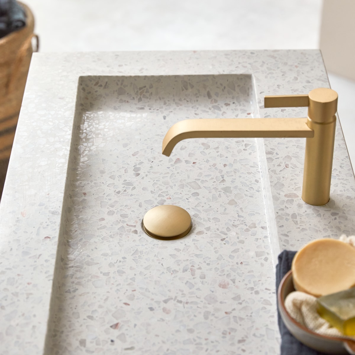 Nova - Badmöbel aus massivem Eichenholz und Premium-Terrazzo Moon 80 cm