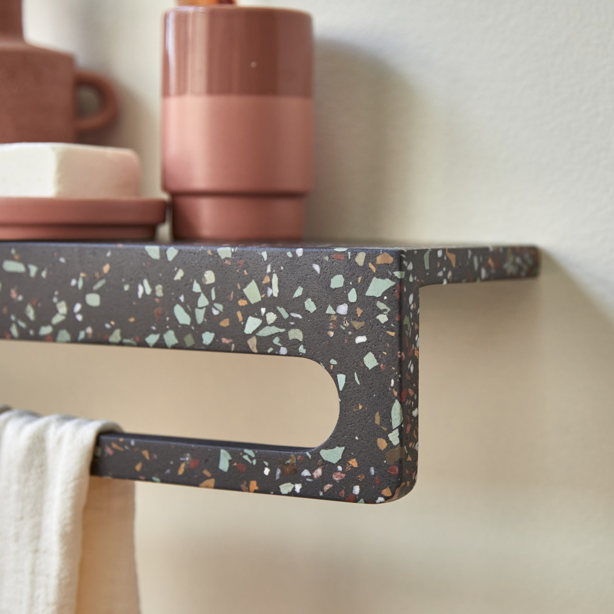 Clea - Handtuchhalter für die Wand aus Terrazzo Confetti