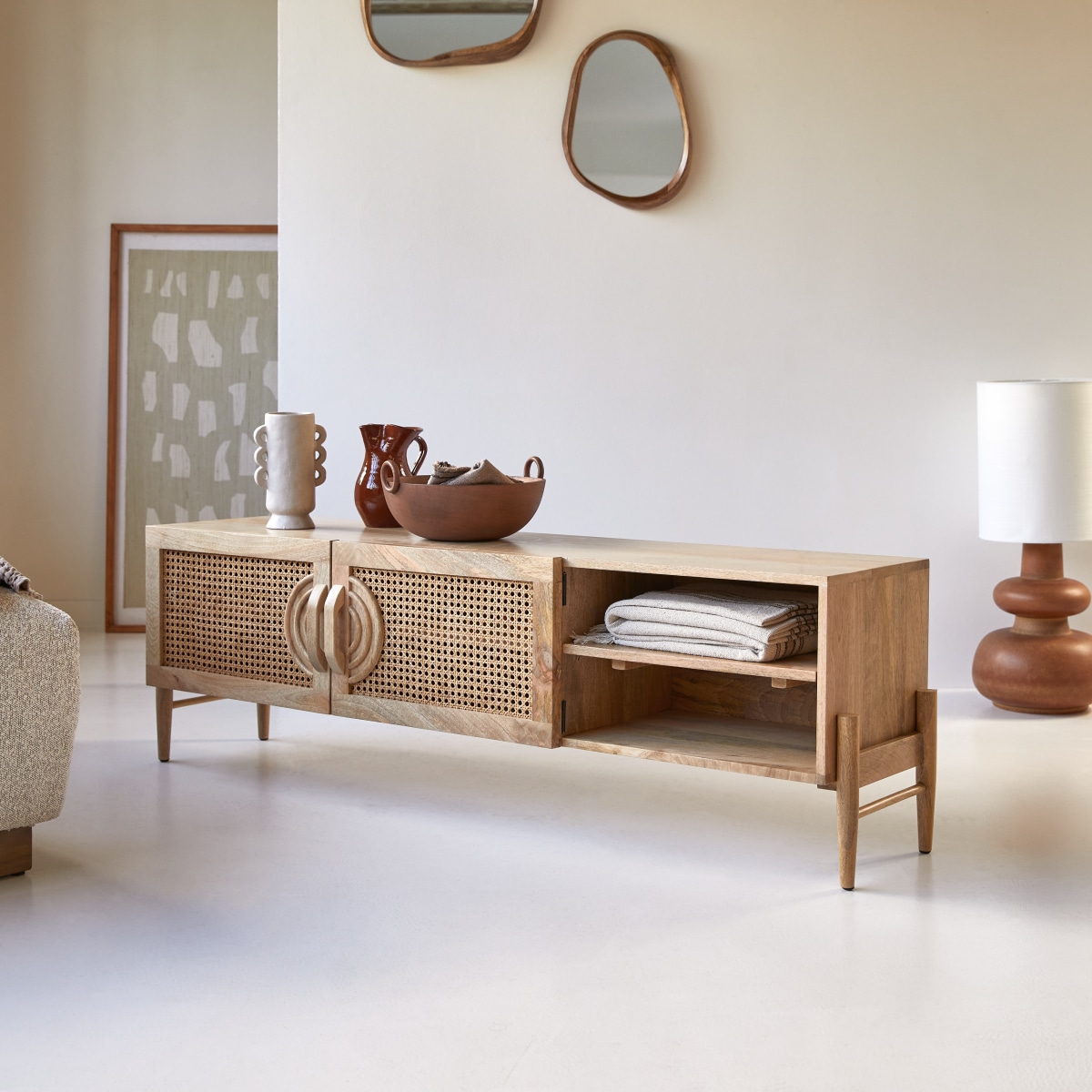 Sina - TV Schrank aus massivem Mangoholz und rattan 145 cm