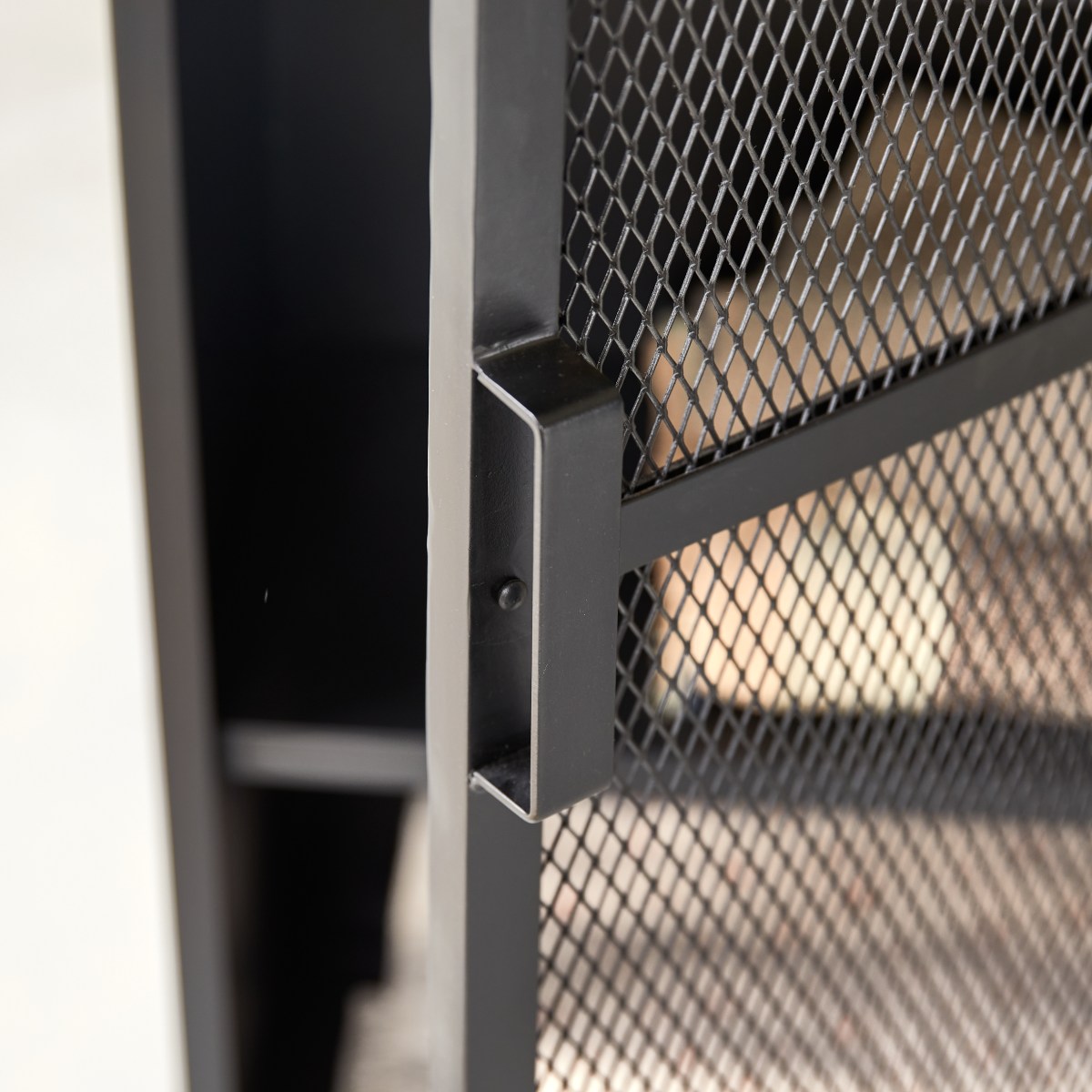 Alma - Kinderschrank aus Metall in Gitteroptik