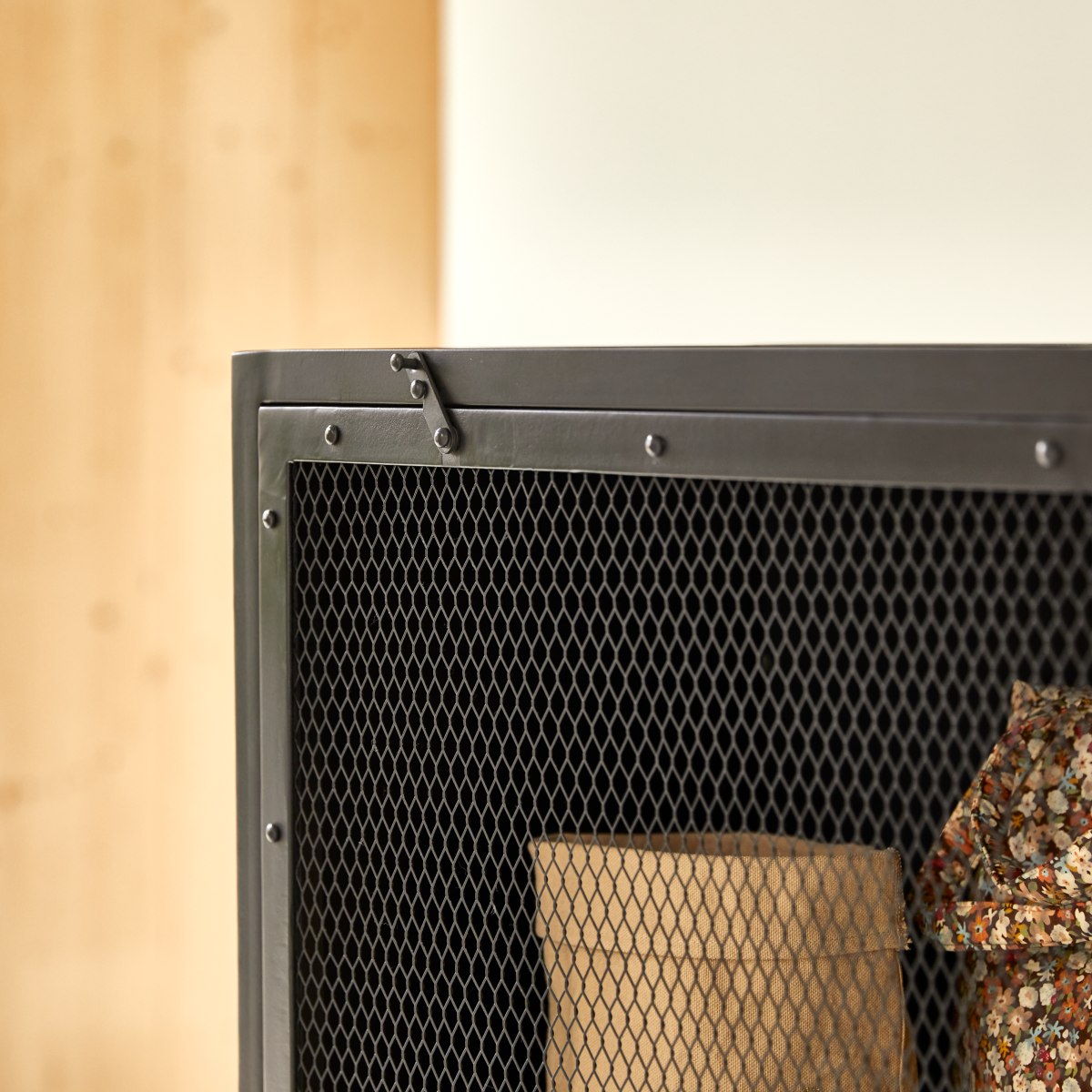 Alma - Kinderschrank aus Metall in Gitteroptik