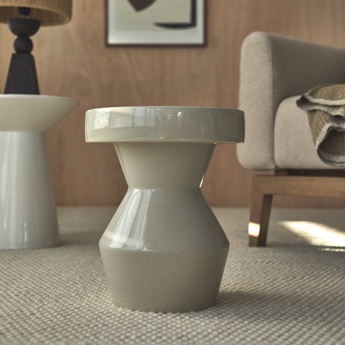 Sculptural - Beistell-Couchtisch aus Keramik, beige