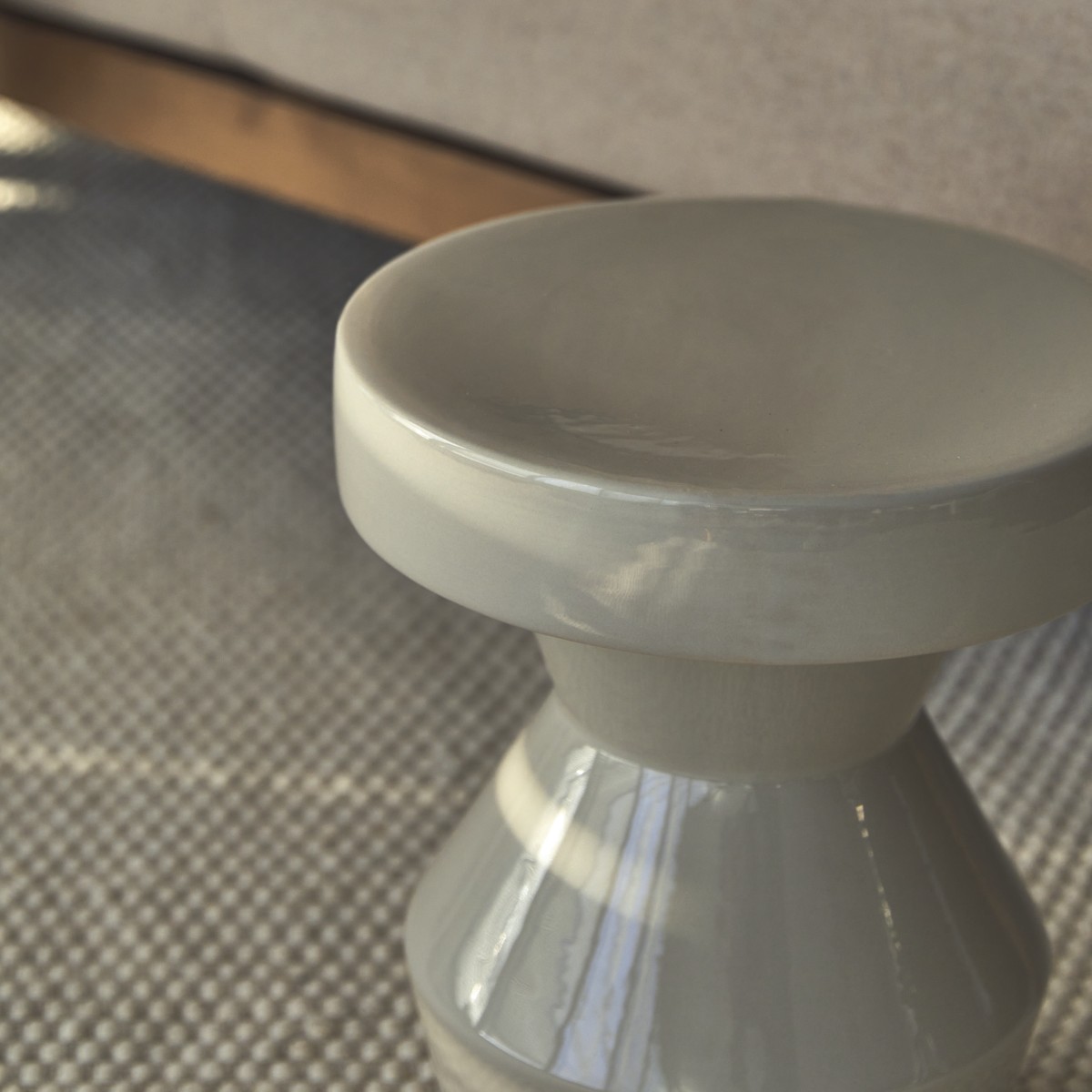 Sculptural - Beistell-Couchtisch aus Keramik, beige