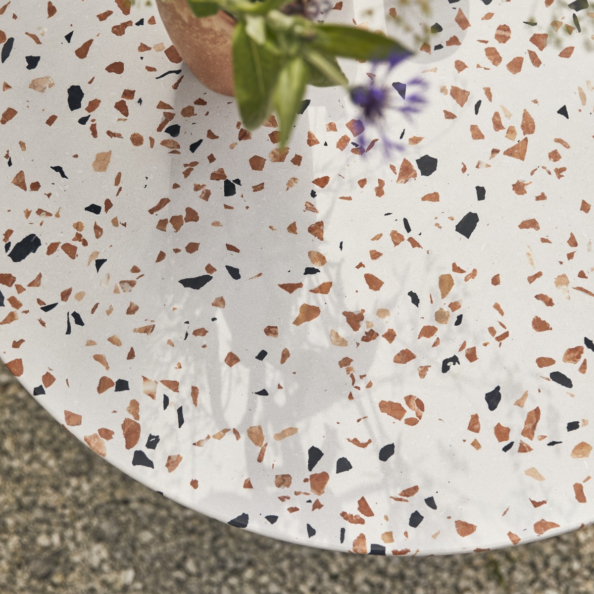 Elio - Mesa redonda de jardín de terrazo prémium marrón  patas de metal gris para 4 personas