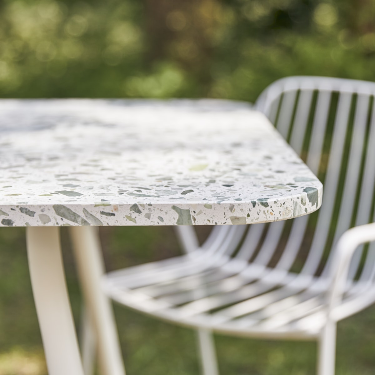 Elio - Mesa de jardín rectangular de terrazo premium verde y metal para 4-6 personas