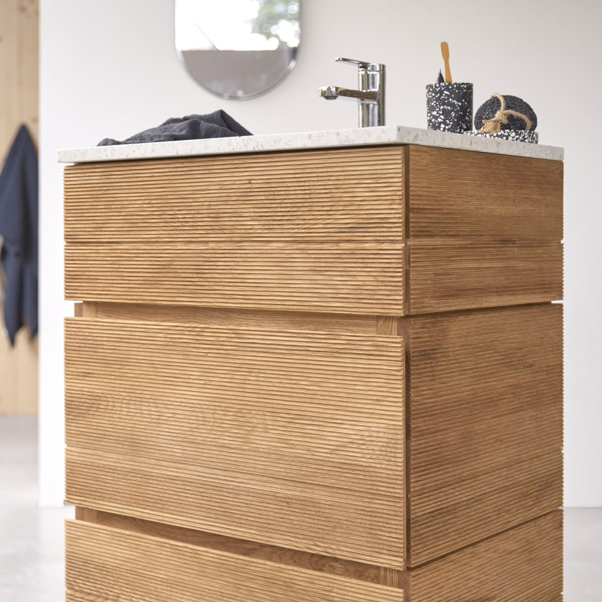 Karl - Badezimmermöbel aus massiver Eiche und Premium Terrazzo Moon 60 cm
