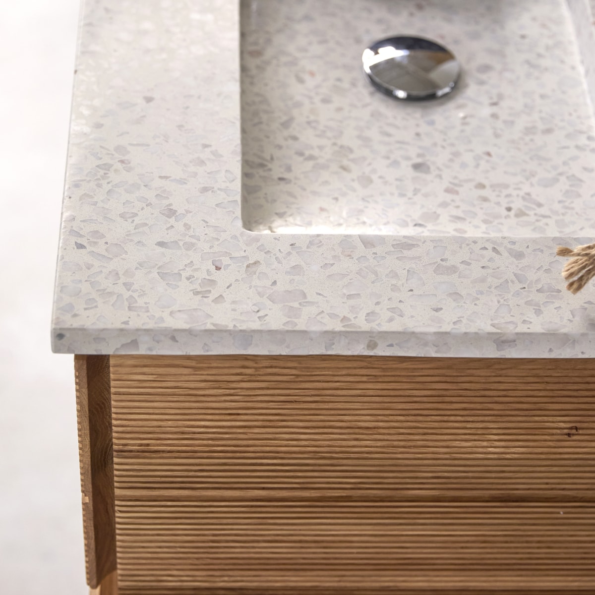 Karl - Badezimmermöbel aus massiver Eiche und Premium Terrazzo Moon 60 cm