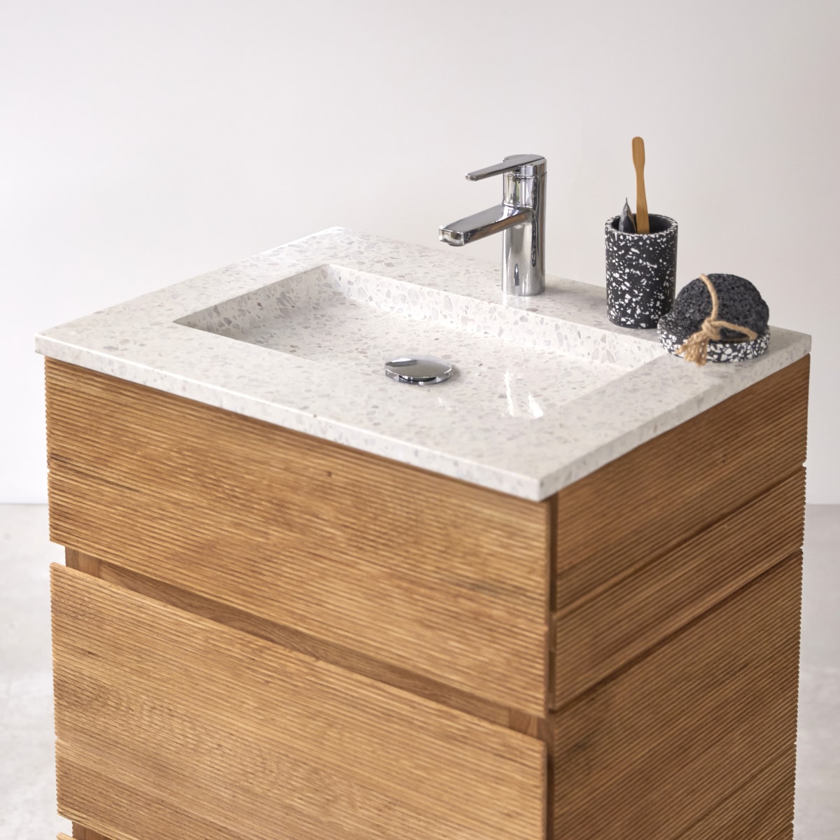 Karl - Badezimmermöbel aus massiver Eiche und Premium Terrazzo Moon 60 cm
