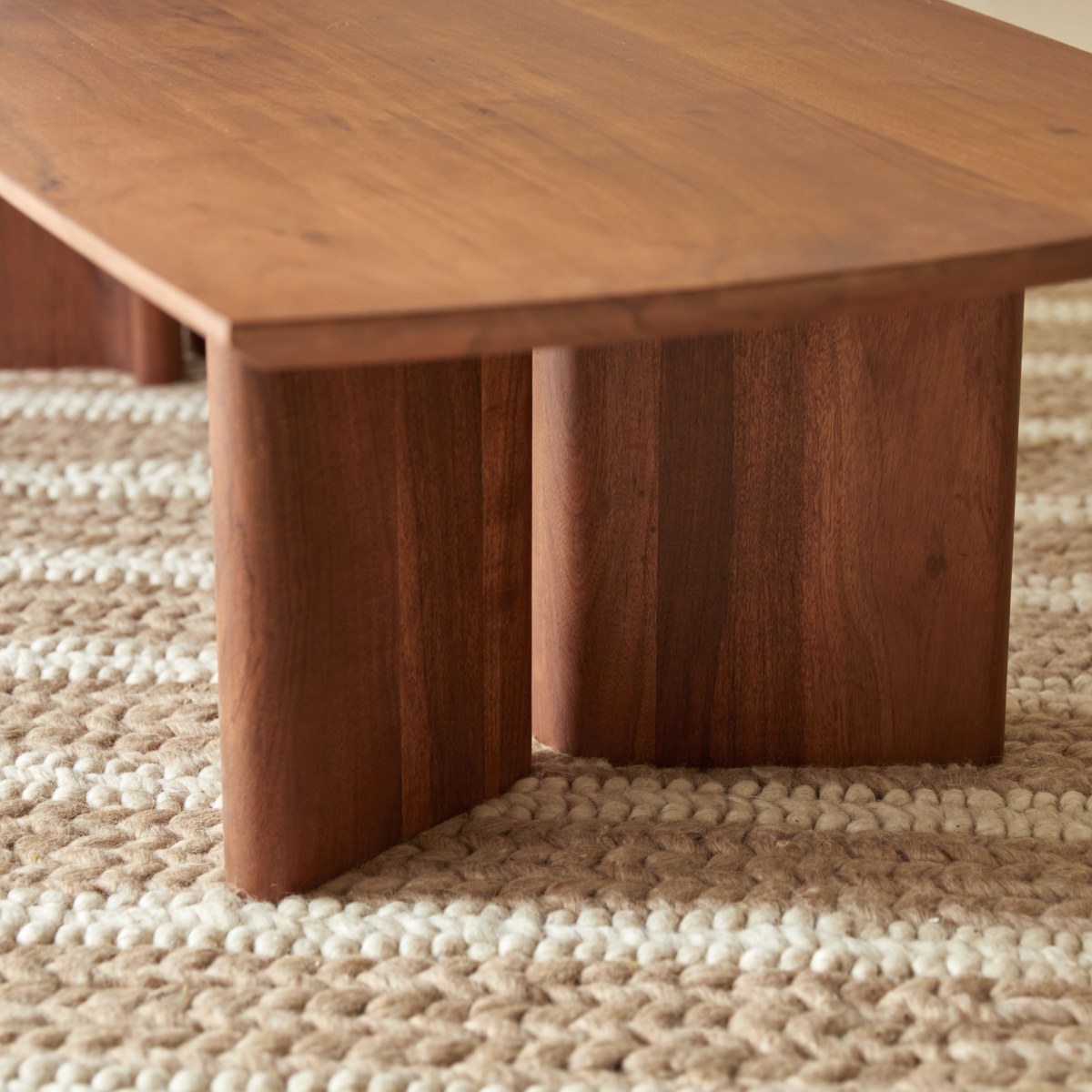 Suzanne - Couchtisch aus massivem Akazienholz