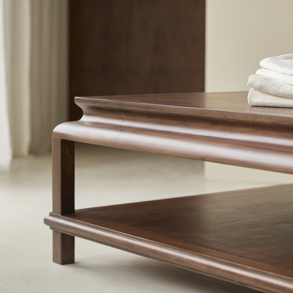 Achille - Quadratischer Couchtisch aus massivem Akazienholz