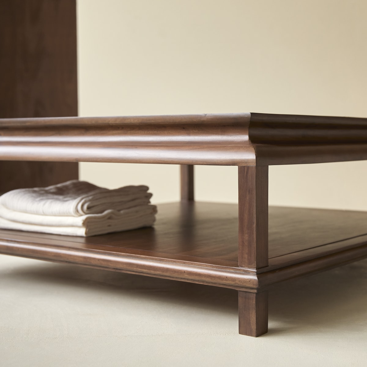 Achille - Quadratischer Couchtisch aus massivem Akazienholz
