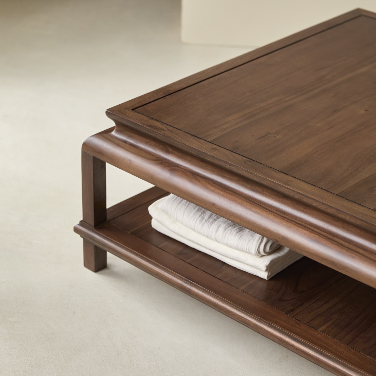 Achille - Quadratischer Couchtisch aus massivem Akazienholz