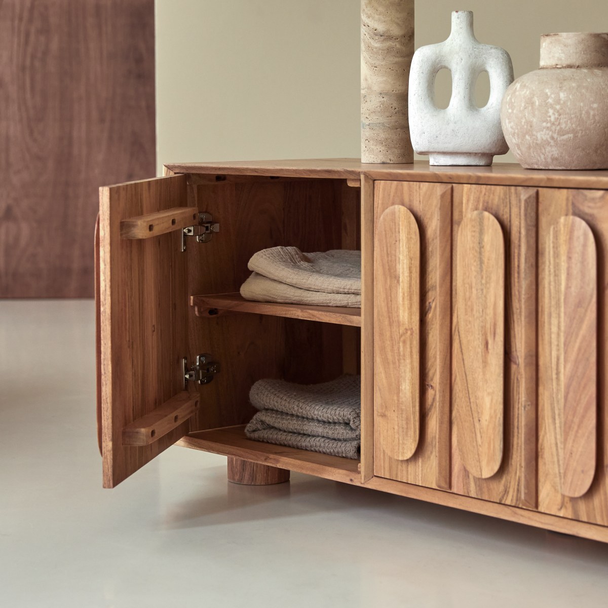 Olga - TV-Schrank aus massivem Akazienholz 145 cm