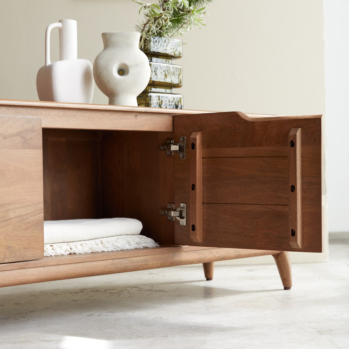 Gabrielle - TV-Schrank aus massivem Mangoholz, 140 cm