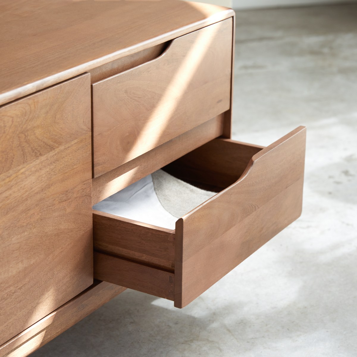 Gabrielle - TV-Schrank aus massivem Mangoholz, 140 cm