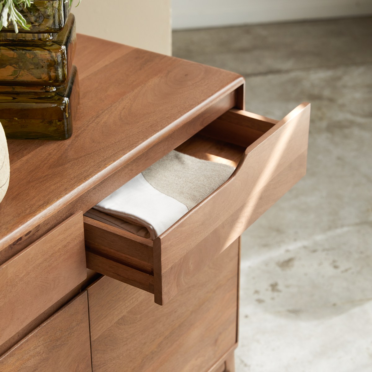 Gabrielle - Sideboard aus massivem Mangoholz, 150 cm