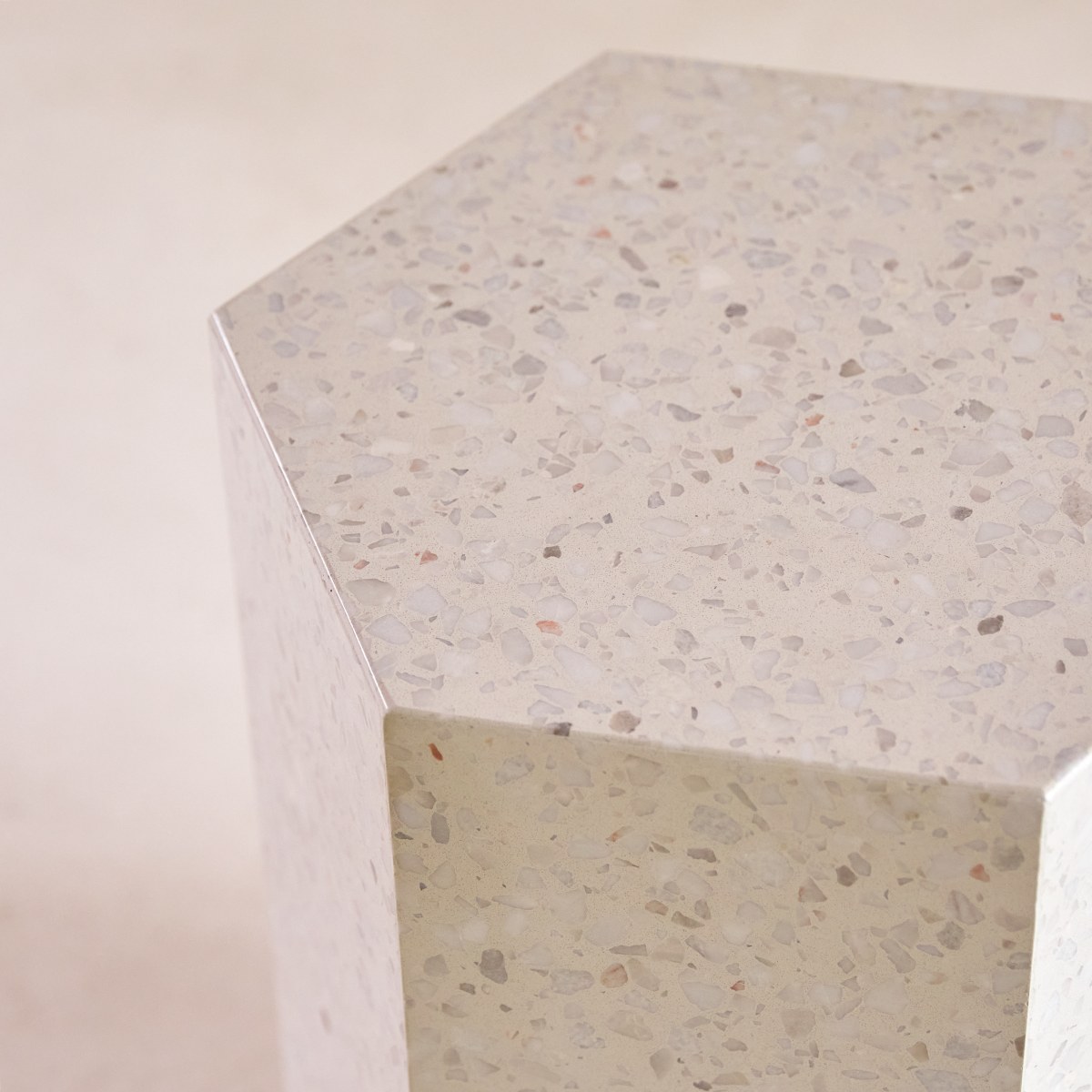 Zoé - Side table in premium moon terrazzo