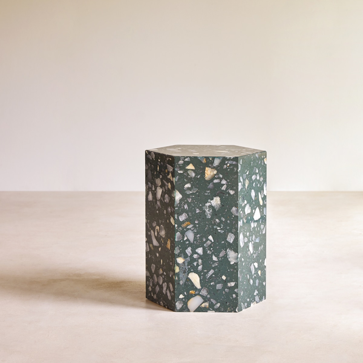 Zoé - Sofaende aus Premium-Terrazzo Green