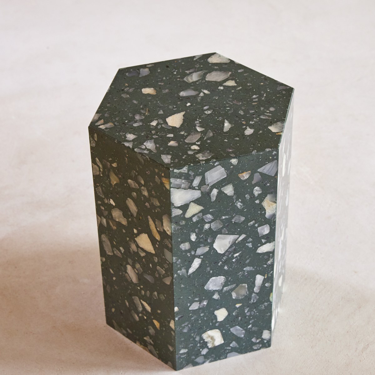 Zoé - Side table in premium green terrazzo