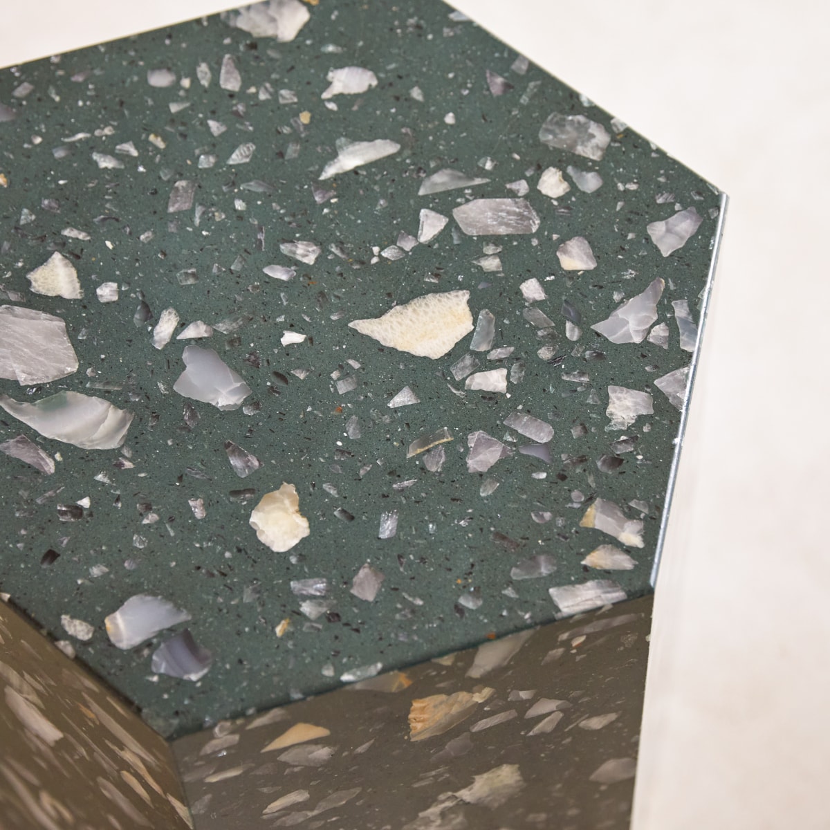 Zoé - Sofaende aus Premium-Terrazzo Green