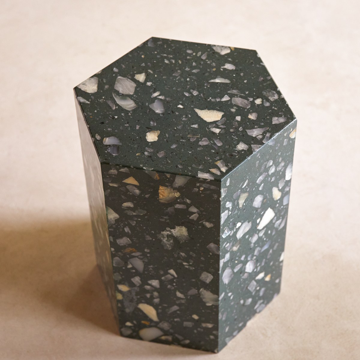 Zoé - Sofaende aus Premium-Terrazzo Green