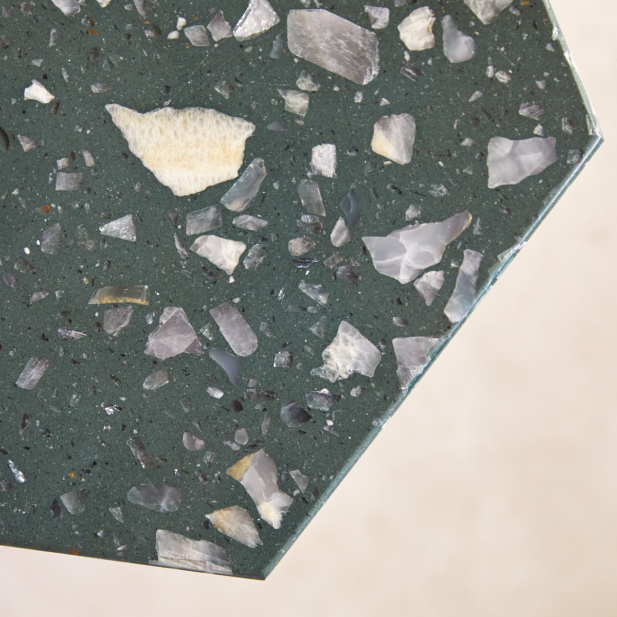 Zoé - Sofaende aus Premium-Terrazzo Green