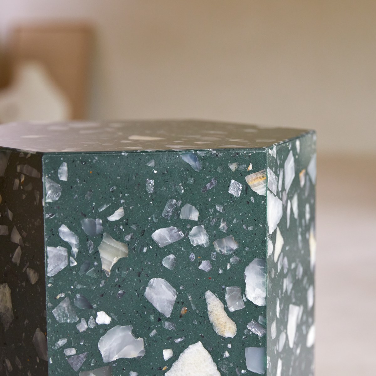 Zoé - Sofaende aus Premium-Terrazzo Green