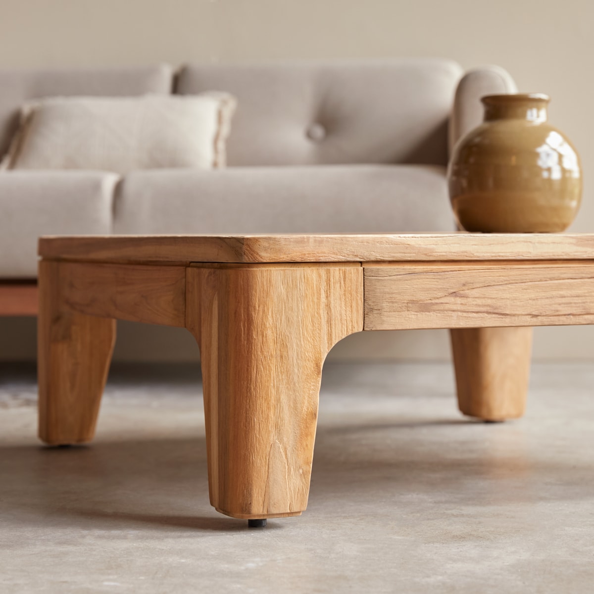 Ruth - Quadratischer Couchtisch aus massivem, recyceltem Teakholz