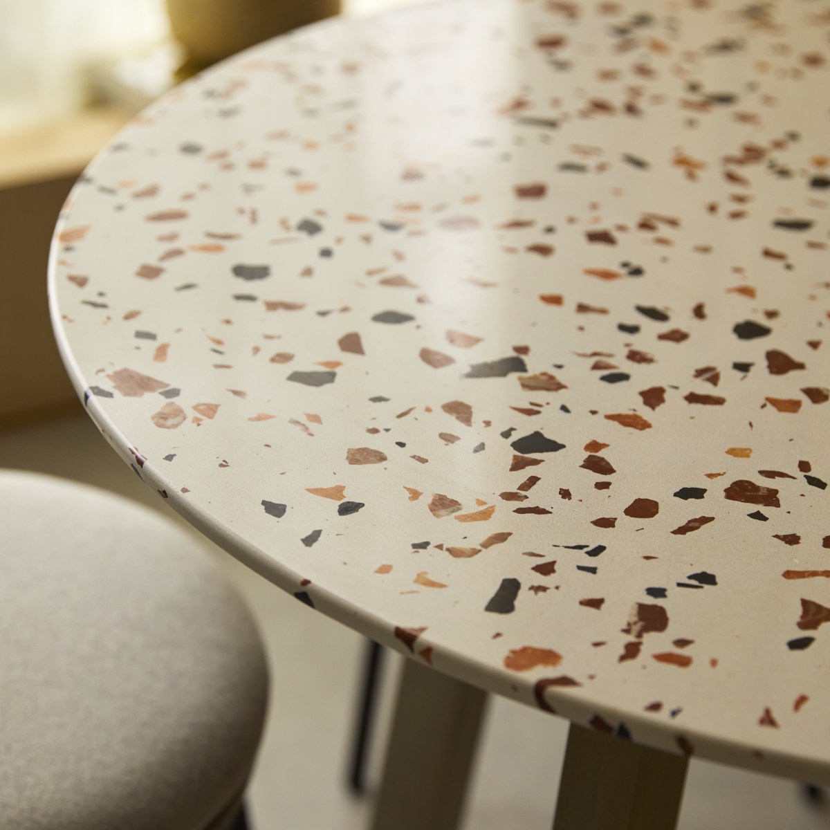 Elio - Runder Tisch aus Premium-Terrazzo und massivem Akazienholz, 4 Pers.