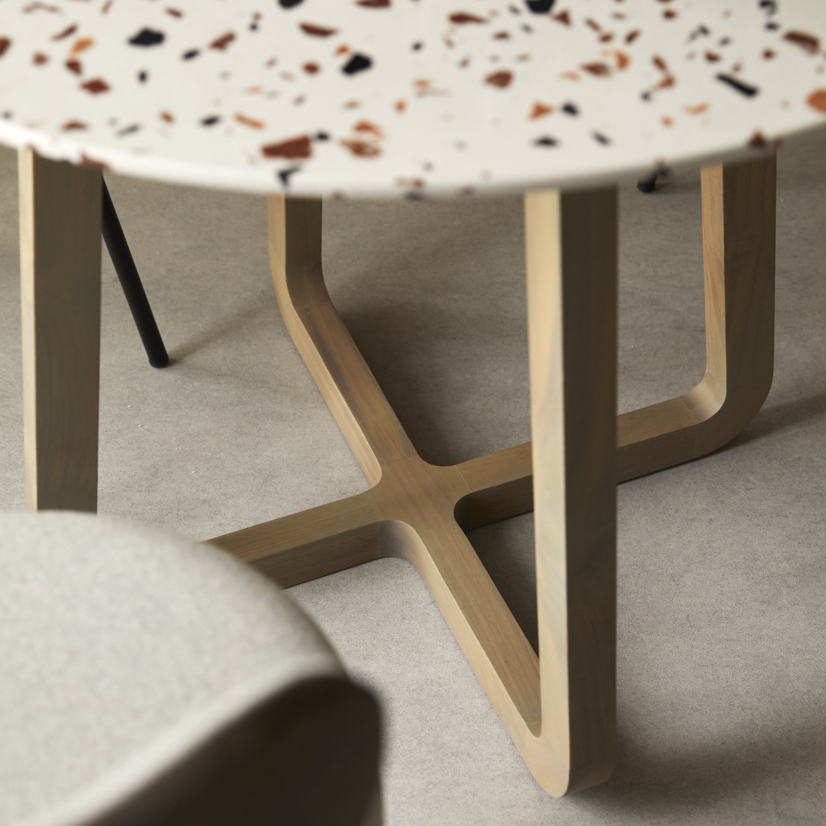 Elio - Runder Tisch aus Premium-Terrazzo und massivem Akazienholz, 4 Pers.