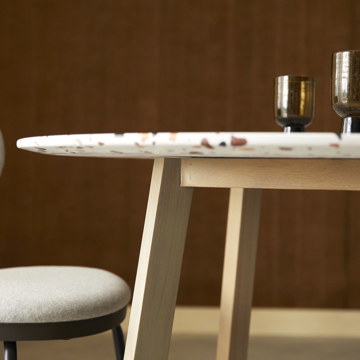 Elio - Runder Tisch aus Premium-Terrazzo und massivem Akazienholz, 4 Pers.