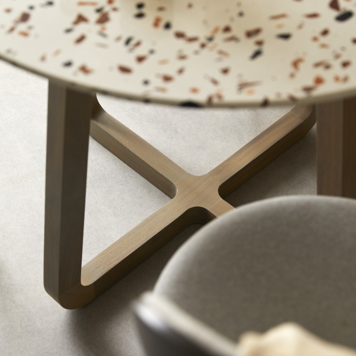 Elio - Runder Tisch aus Premium-Terrazzo und massivem Akazienholz, 4 Pers.