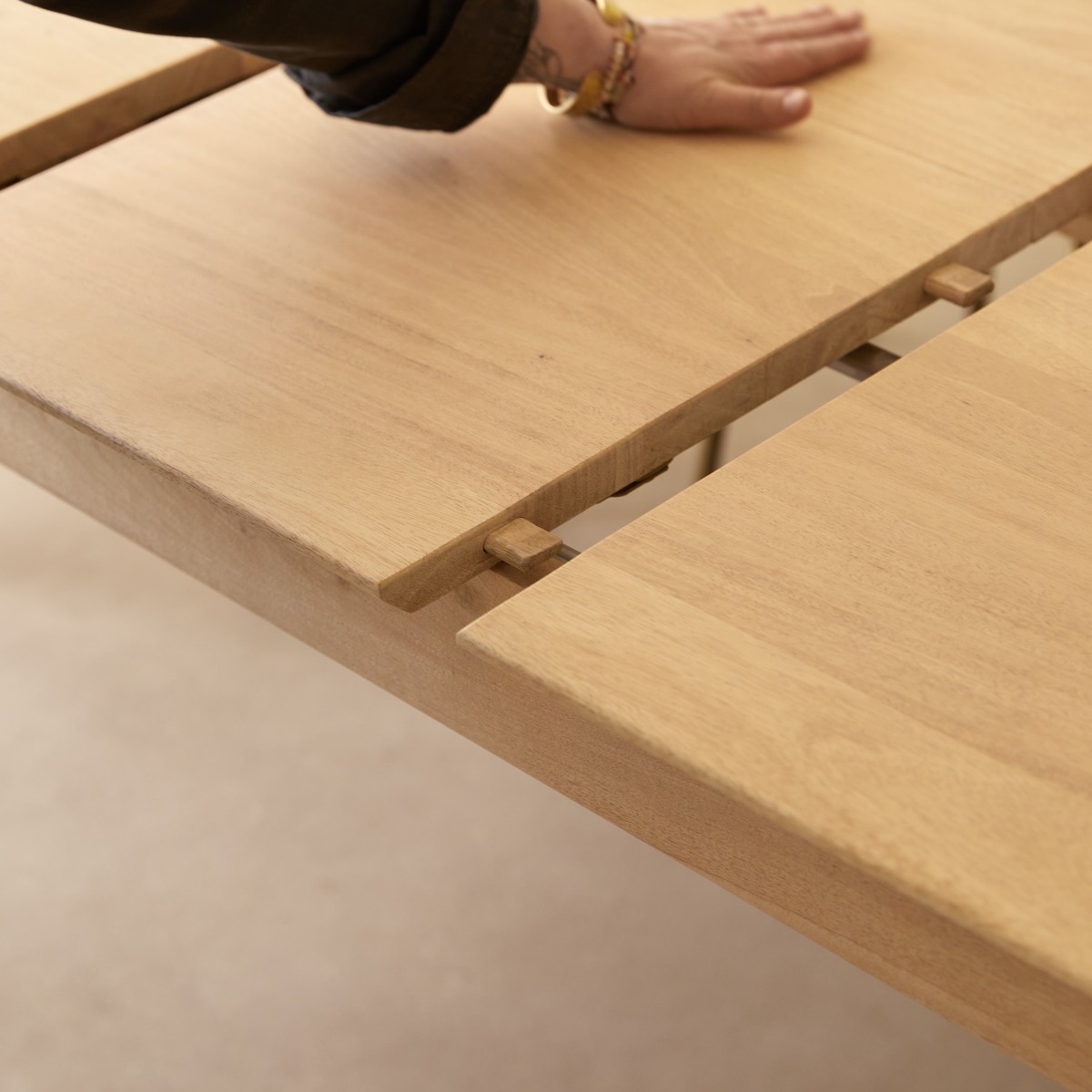 Cloé - Extendable table in solid mango wood, seats 6–8