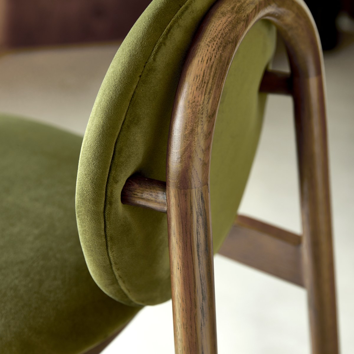 Olive - Counterstoel in massief eikenhout en groen fluweel 