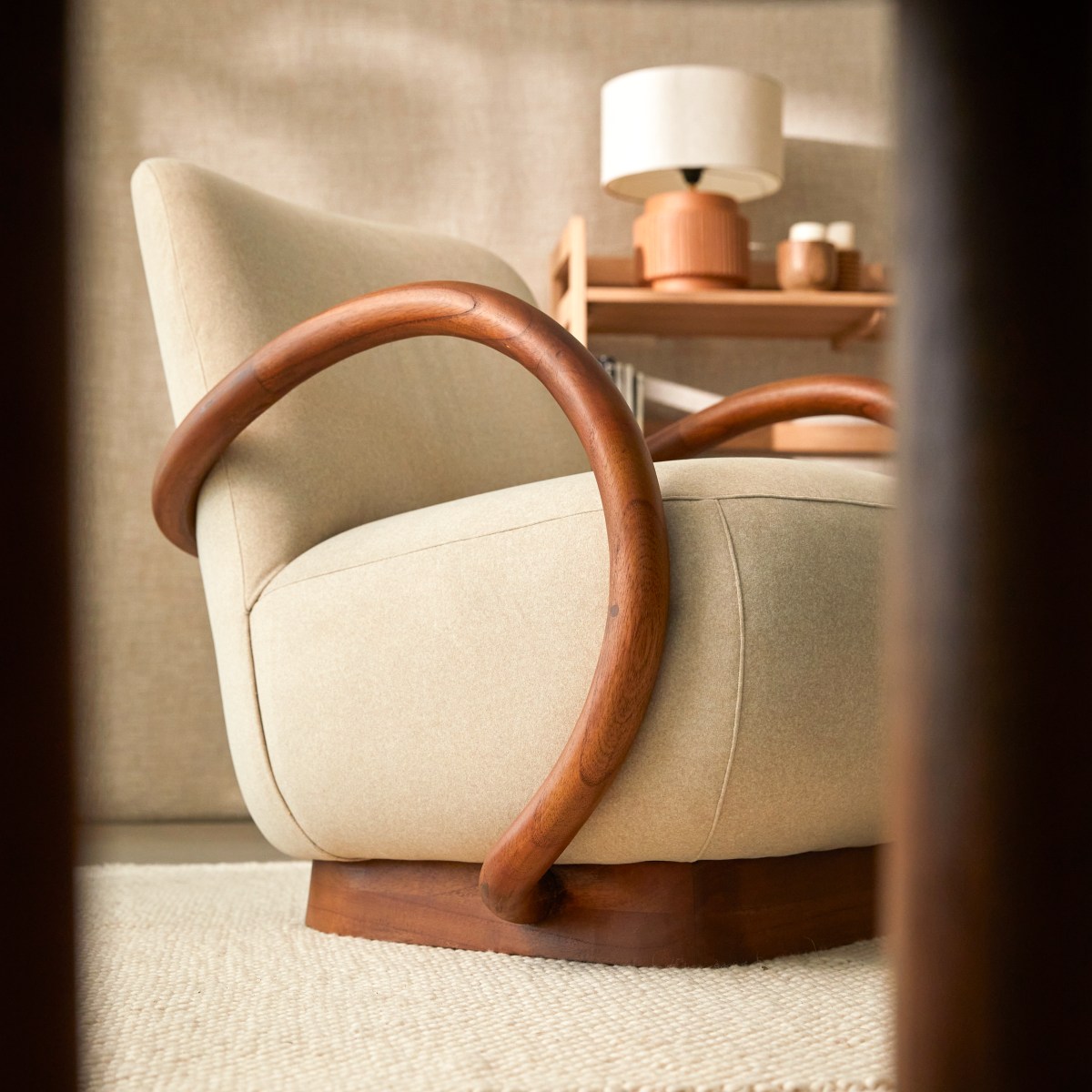 Teresa - Sillón giratorio de madera maciza de mindi y tela color crudo