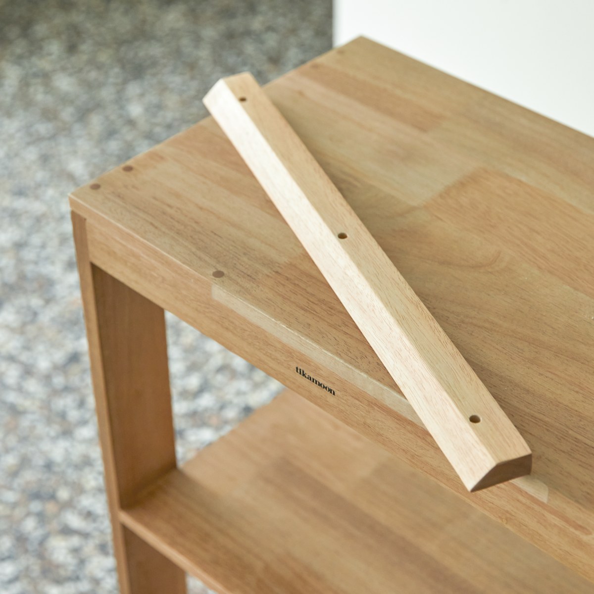 Néo - Hochschrank aus massivem Hevea, Eichenfarbton