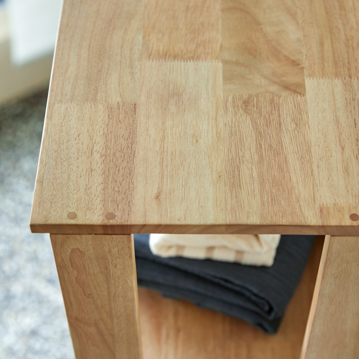 Néo - Hochschrank aus massivem Hevea, Eichenfarbton