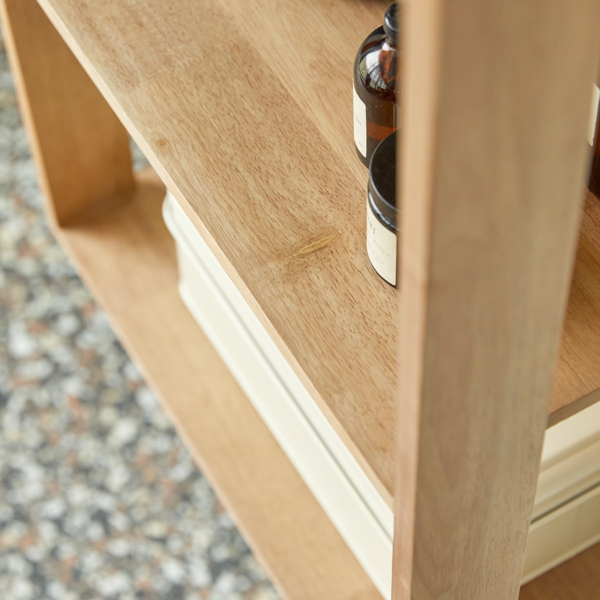 Néo - Hochschrank aus massivem Hevea, Eichenfarbton