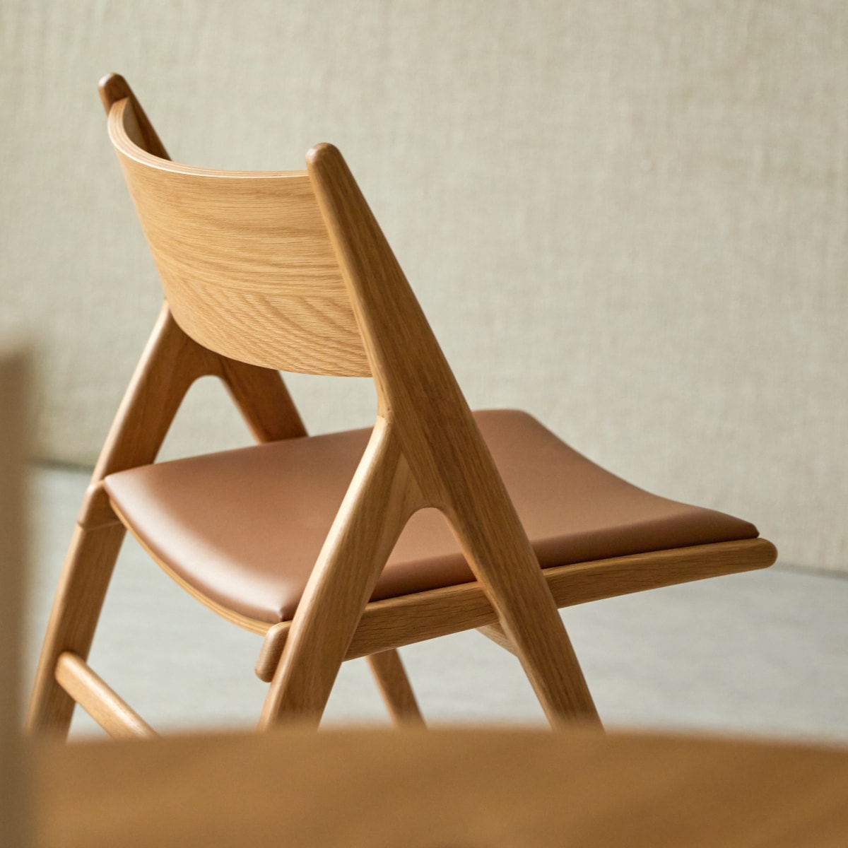 Clara - Stuhl aus Eiche und Leder