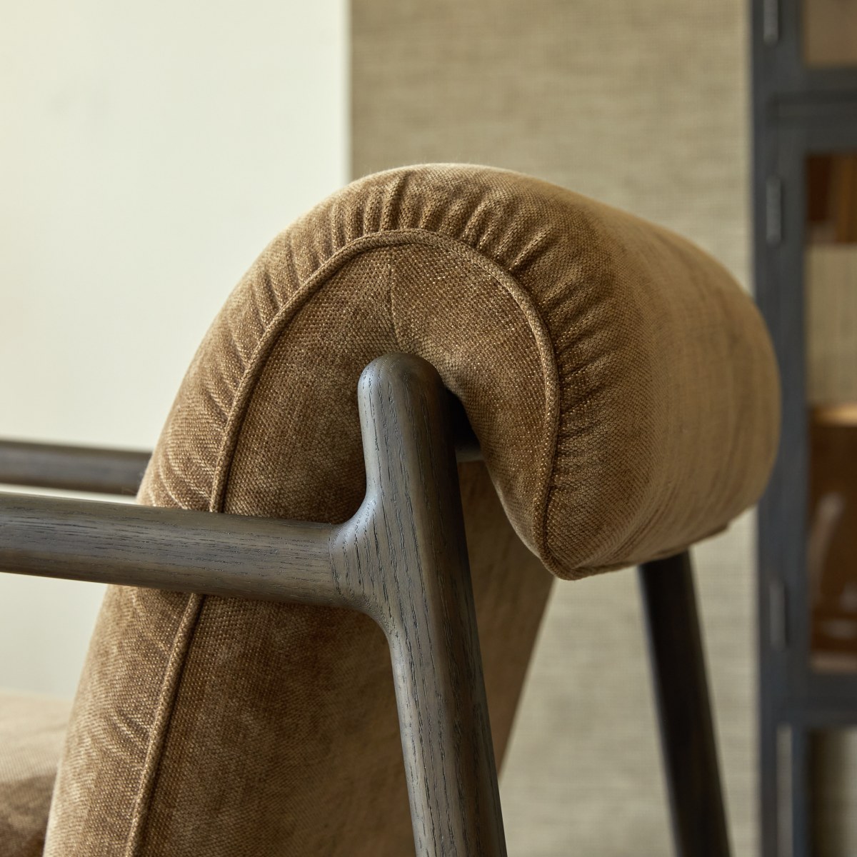 Emma - Fauteuil en chêne massif et tissu marron