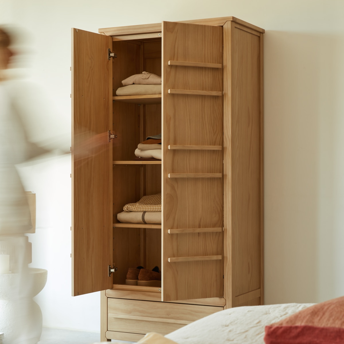 Qong - Massief dennenhouten kast