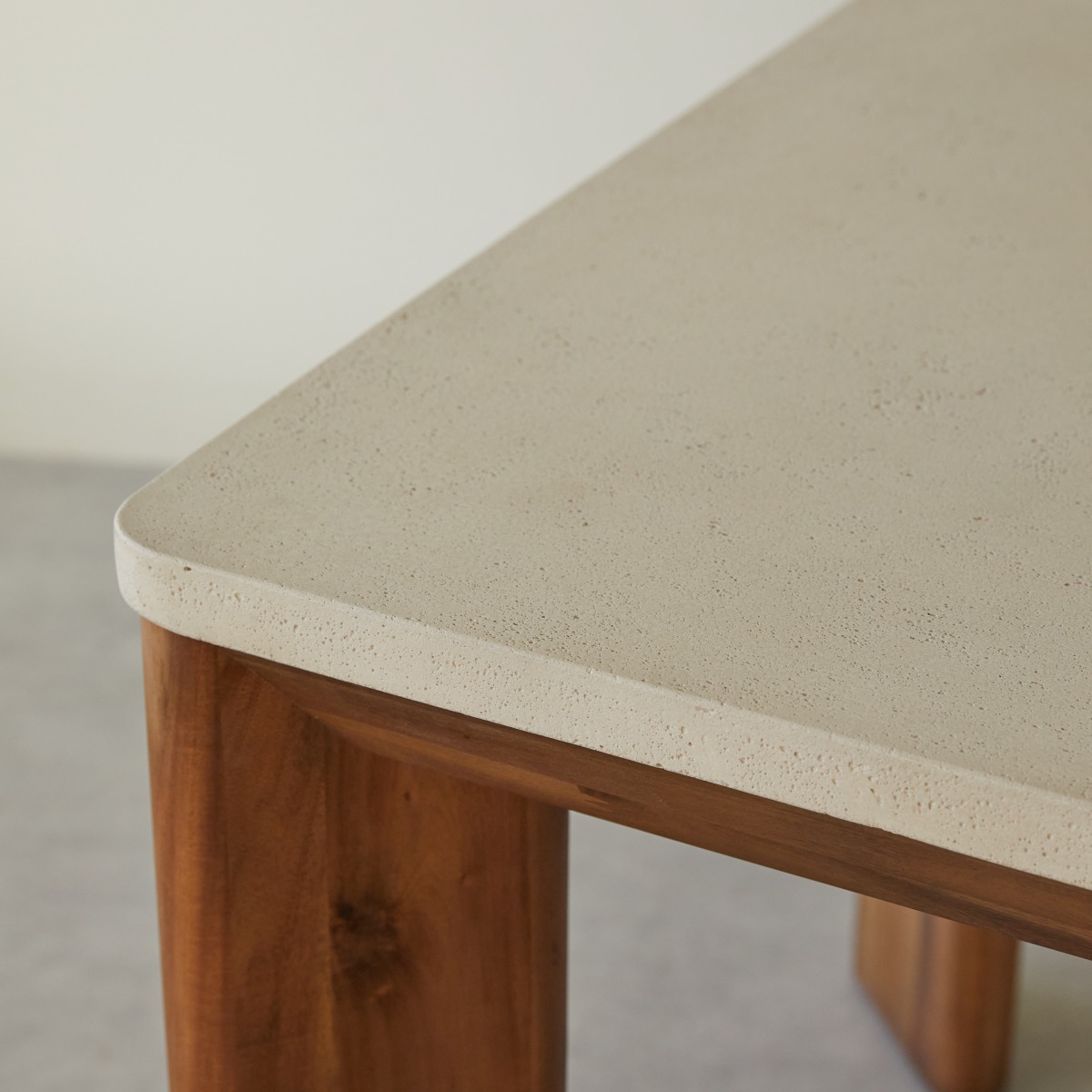 Bianca - Gartentische aus massivem Akazienholz und ecrufarbenem Zement 6/8 Pers.