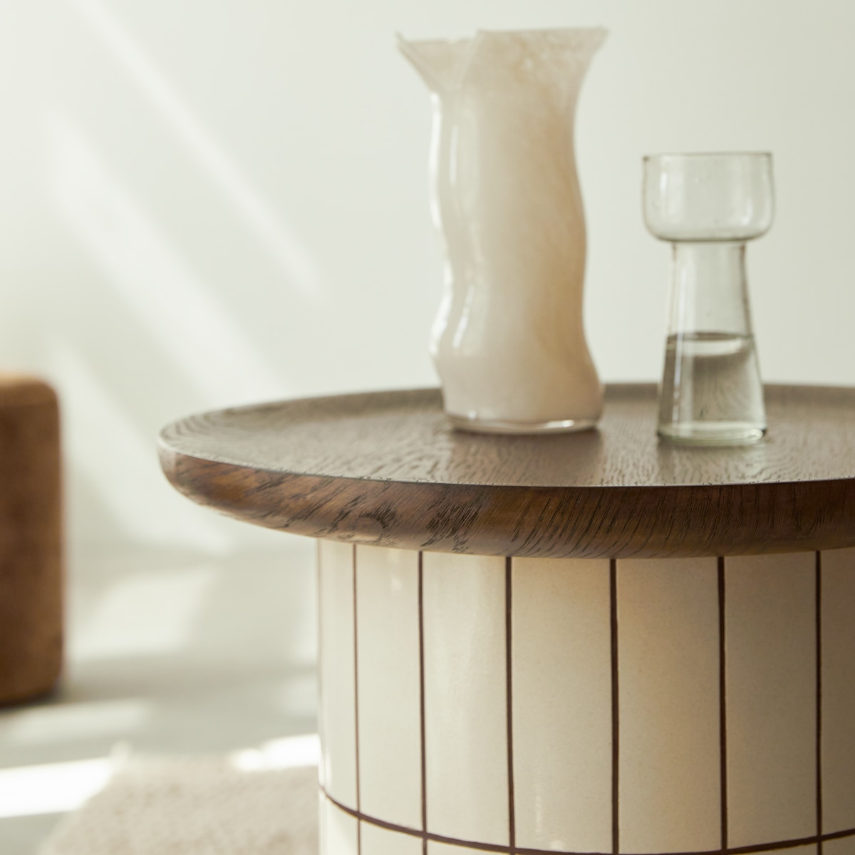 Georges - Runder Beistelltisch in Creme-Keramikoptik mit Eichen-Tablett