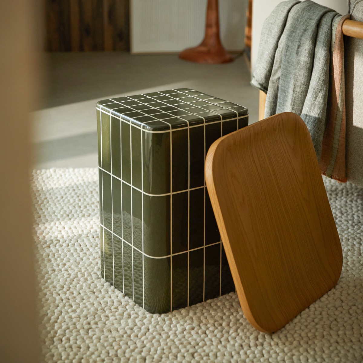 Georges - Green ceramic-effect side table with oak tray top